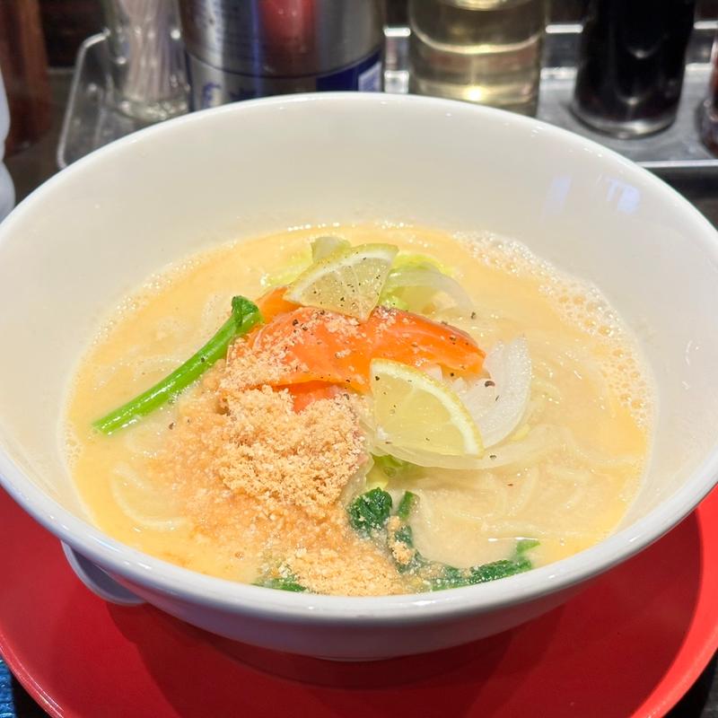 サーモン白湯麺(柳麺まる重)