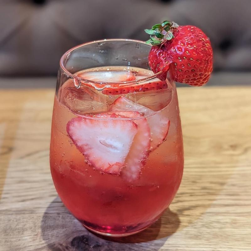 苺ソーダ(カフェ アクイーユ 恵比寿)