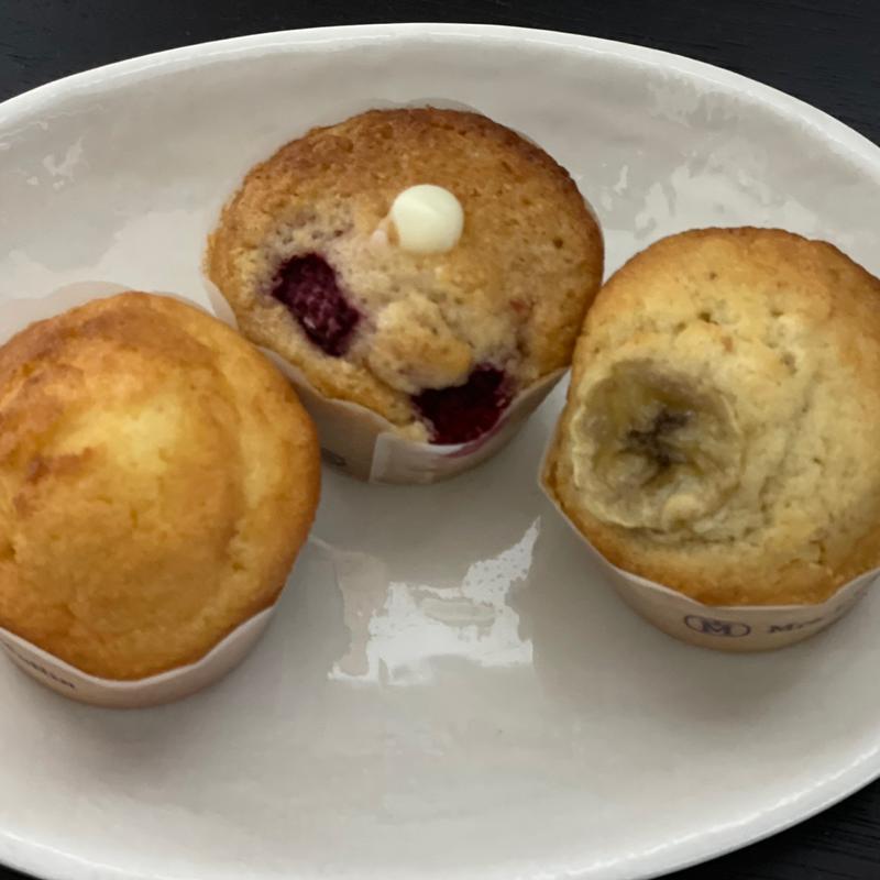 バターリッチ、ラズベリーチーズ、フレッシュバナナ(ミセスエリザベスマフィン ランドマークプラザ店)