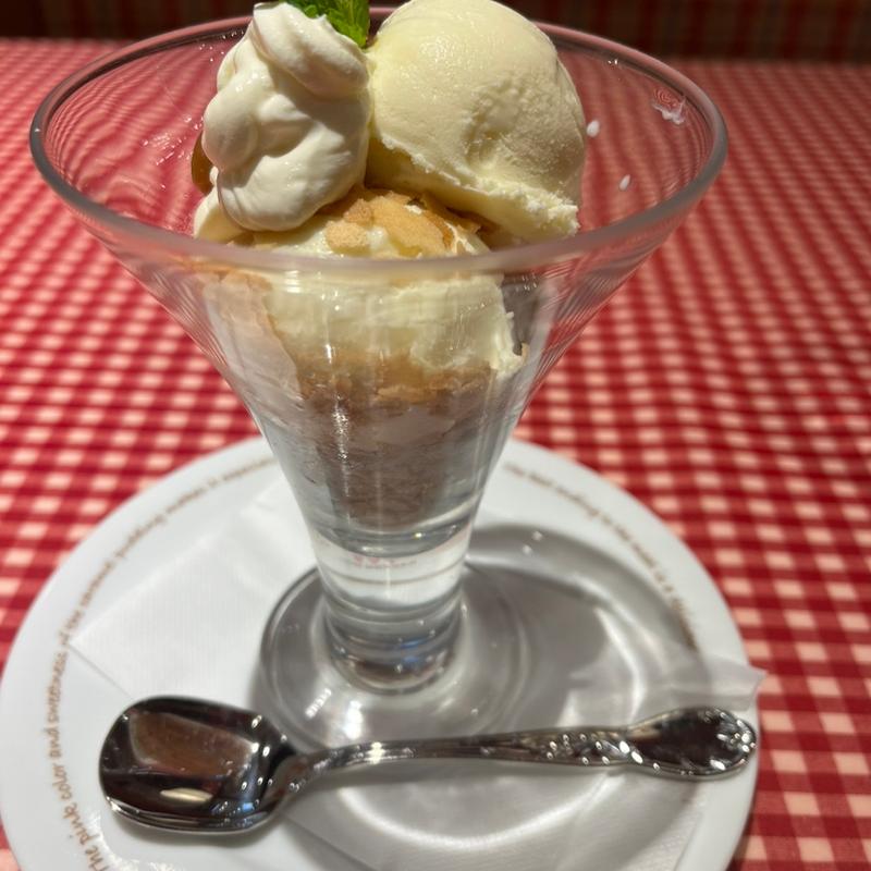 ミルクを食べるサンデー(ラケル グランエミオ所沢店)