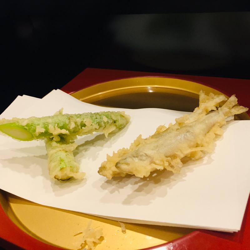 網走産わかさぎ と 熊本産アスパラガスの天麩羅 (天麩羅からり)