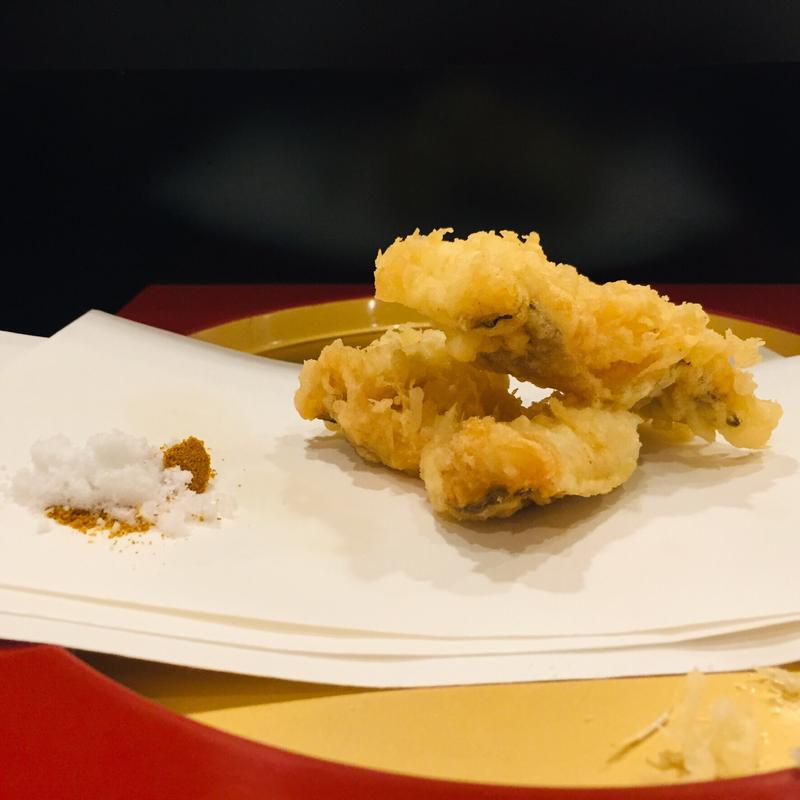 相模湾の春子鯛と宮城三陸産真牡蠣の天麩羅(天麩羅からり)