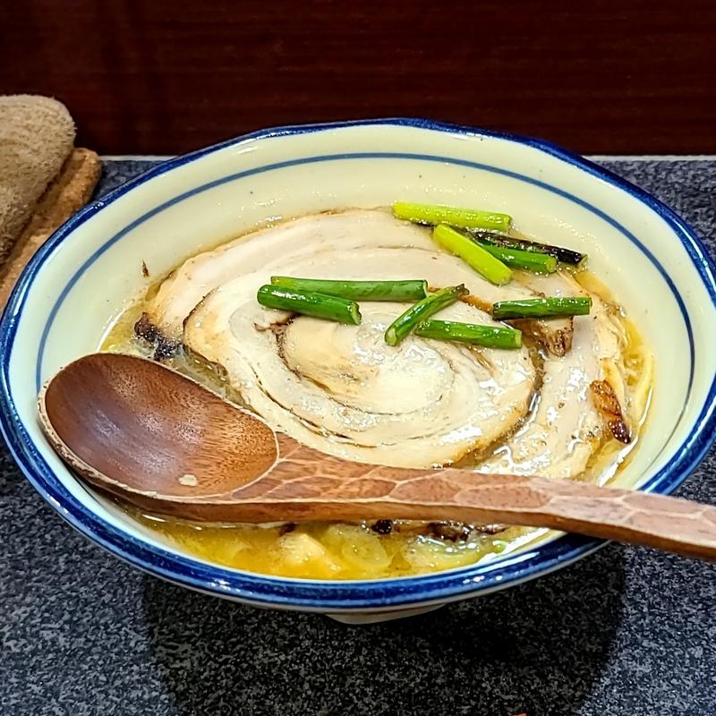 落し蓋ラーメン(烈志笑魚油 麺香房 三く)