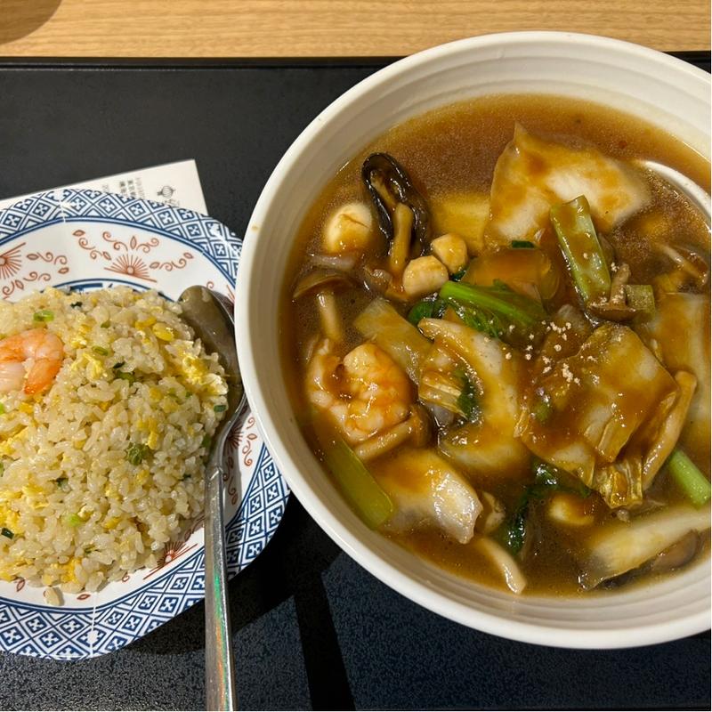 五目つゆそば+ハーフ炒飯(紅燈籠)