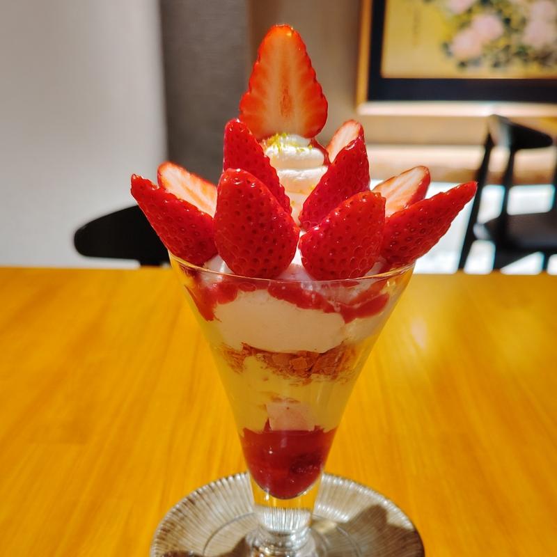 摘み立ていちごのパフェ(ピスタチオジェラート)(椿茶寮)