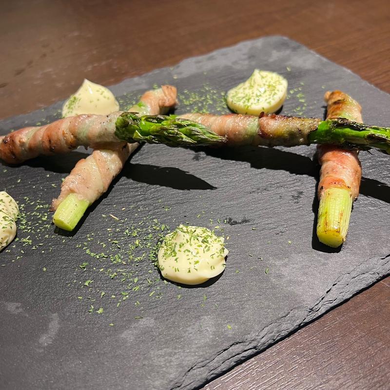 アスパラの豚巻き(魚と炭 おんじょ)