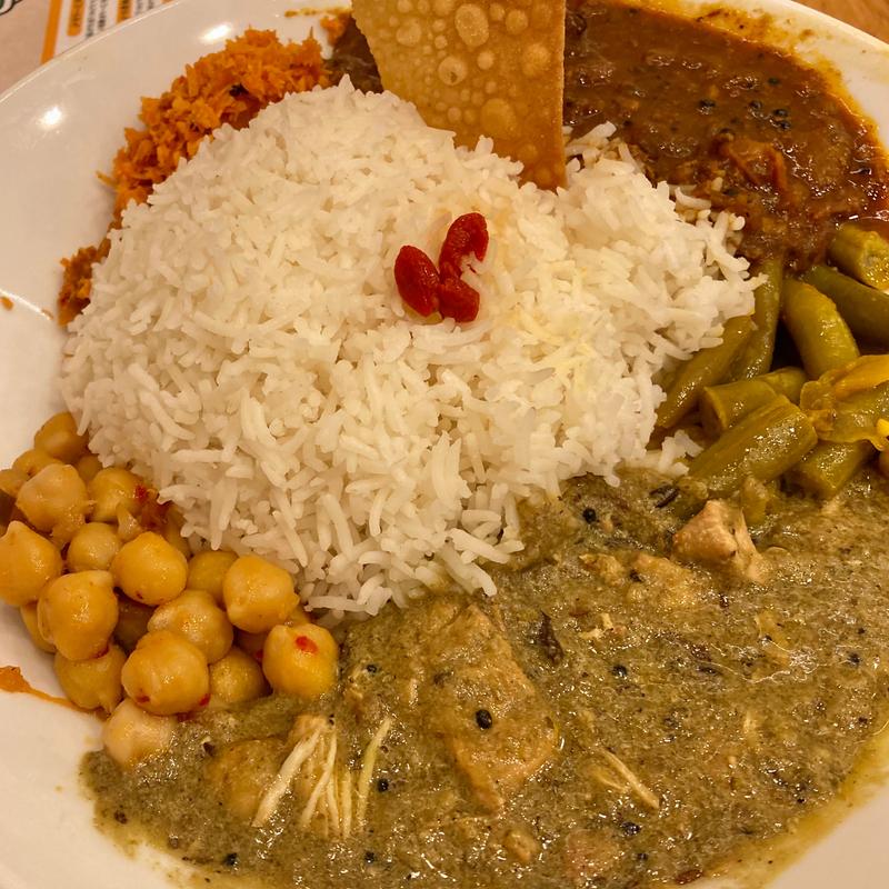 スリランカプレート パスマティライス パクチートッピング(ポンガラカレー　阪急サン広場店)