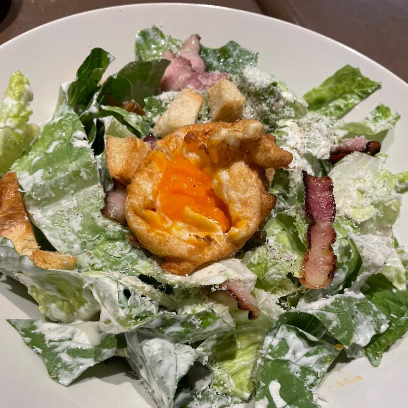 ビールに合うシーザーサラダ　"温玉のアンチョビマヨネーズソース“(COEDO BREWRY THE RESTAURANT)