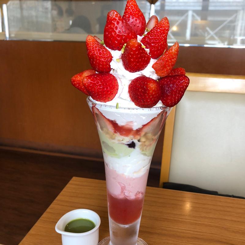 超いちご！15（苺）とピスタチオのクイーンパフェ(ココス 扇店)