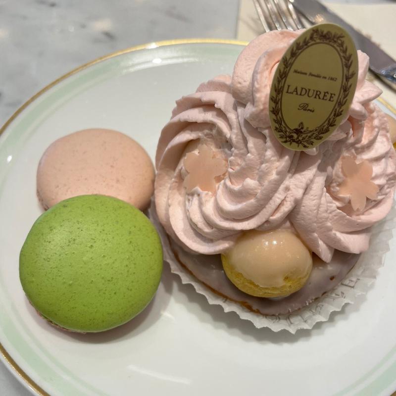 サントノレ・サクラ  &  マカロン2個(LADUREE 渋谷松濤)