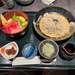 小マグロ丼・蕎麦セット(和食膳や 和灯)