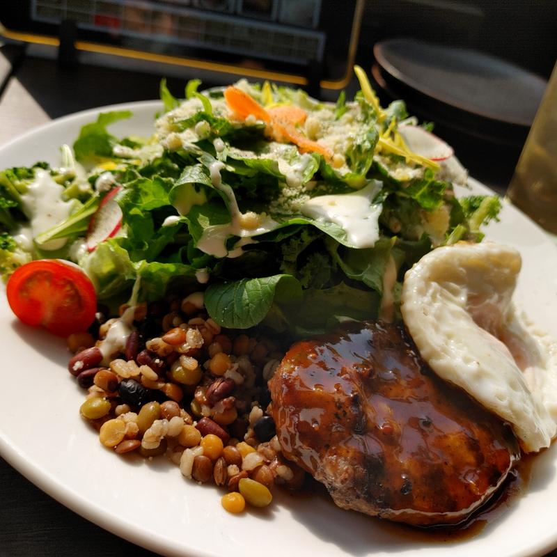 ハンバーグサラダ(Live & restaurant LDH kitchen the TOKYO HANEDA)