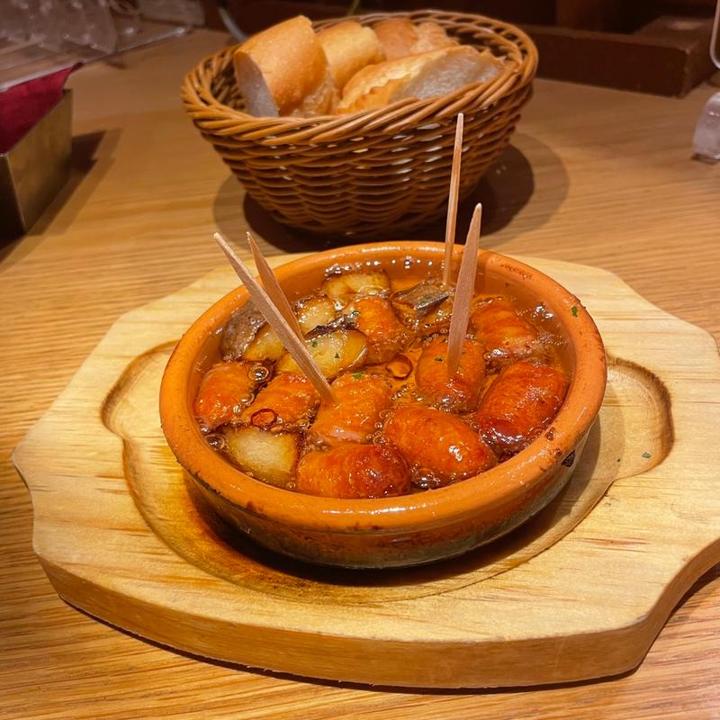 チョリソーとポテトのアヒージョ(スペインバル La Cazuela -roja- (グランフロント大阪))