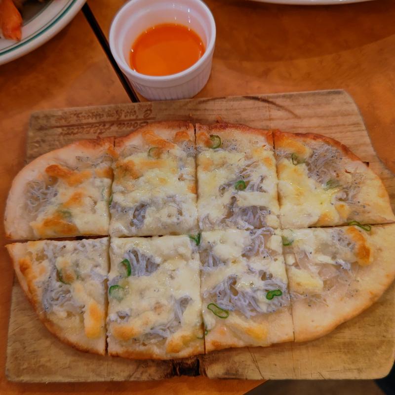 青唐辛子としらすのピザ(チャコールスタンド ベンテン)