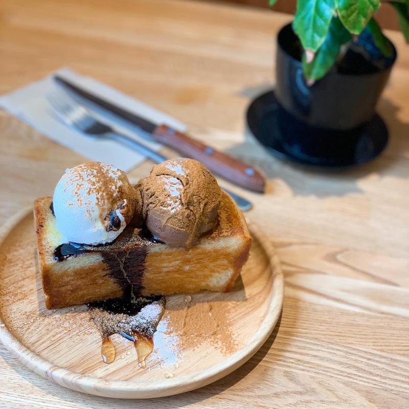 シナモンチョコハニークリームtoast(5 waters cafe)