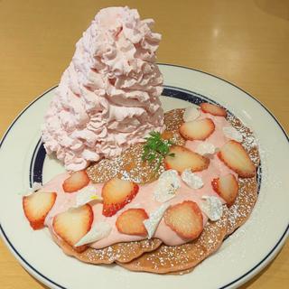 いちごと桜ホイップのパンケーキ(エッグスンシングス　横浜山下公園店)