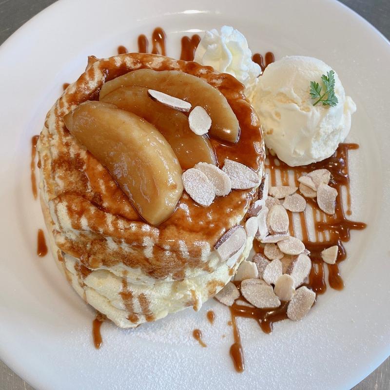 焼きりんごのキャラメルパンケーキ＋ラムレーズンアイス(レインボーパンケーキ （RAINBOW PANCAKE）)