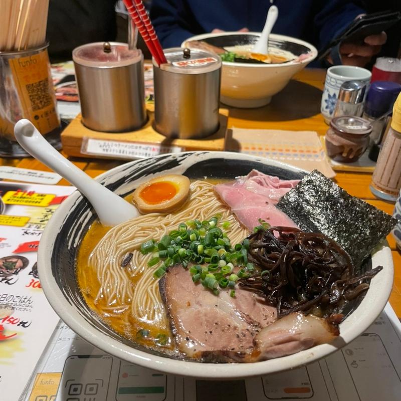 白(博多・長浜らーめん よかと)