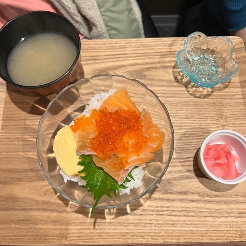 サーモンといくらの親子丼(食楽キッチン 熱海銀座店)