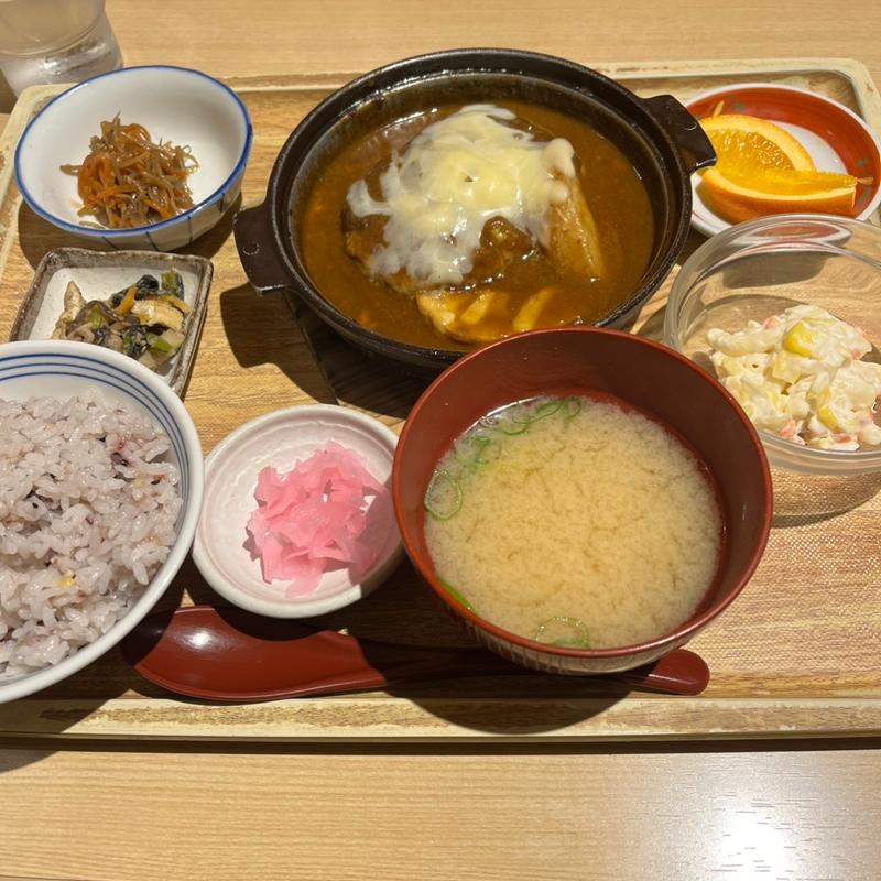 カレーハンバーグ定食、15穀米(さち福やCAFE グランエミオ所沢店)