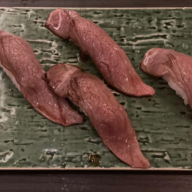 和牛炙り寿司(2貫)(焼肉 はとや)