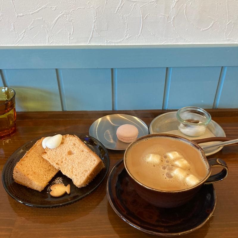 桜のシフォンケーキと期間限定メロンチャイそして日替わりマカロン(loosen(ルースン))