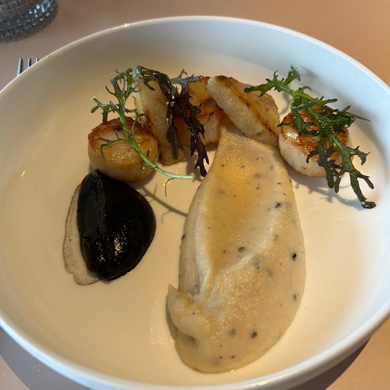 サンジャック、黒トリュフとセロリムース(Madame Brasserie - Tour Eiffel)