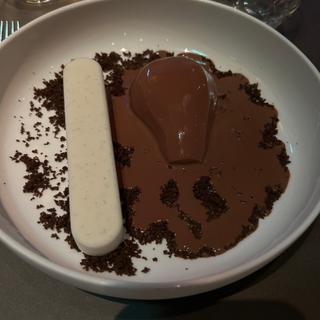梨のコンポート、チョコレートソース アイスクリーム(Madame Brasserie - Tour Eiffel)