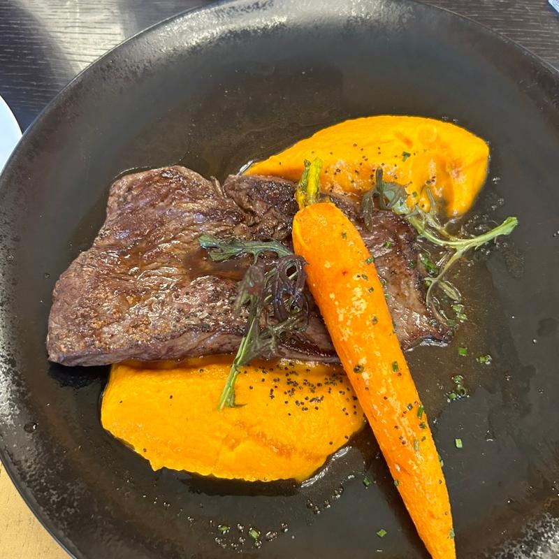 ビーフステーキ ニンジンソテー(バカラ美術館)