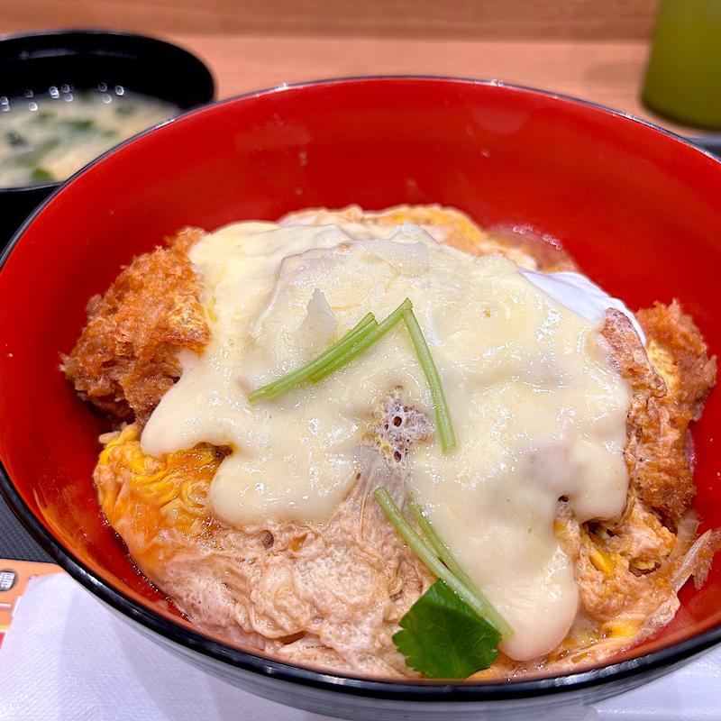 2種のチーズのチキンかつ玉子とじ丼(松のや 仙台中央店)