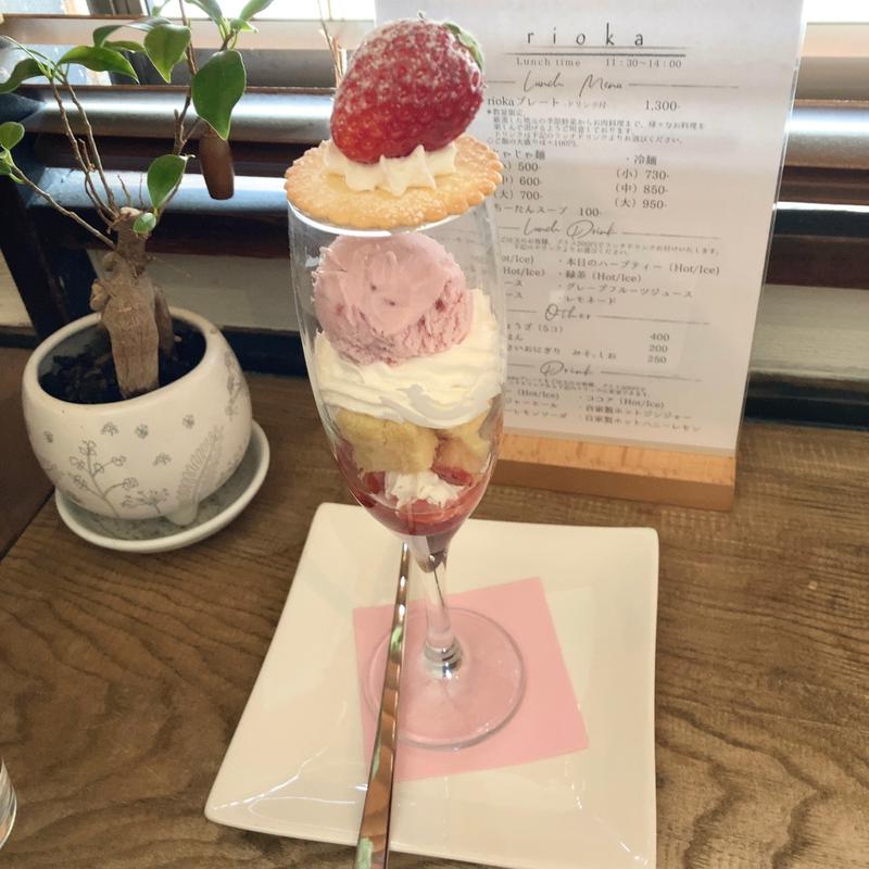 グラス苺パフェ(食堂カフェrioka（居酒屋もりおか）)
