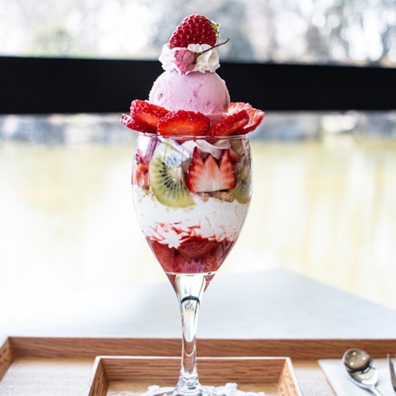 いちごのお花畑パフェ(フォルダCafe)