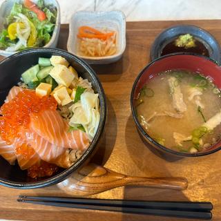 サーモンとイクラの親子丼(KINKA sushi bar izakaya 六本木)