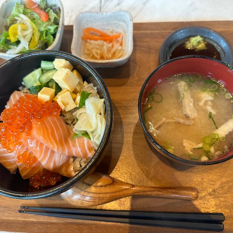 サーモンとイクラの親子丼(KINKA sushi bar izakaya 六本木)