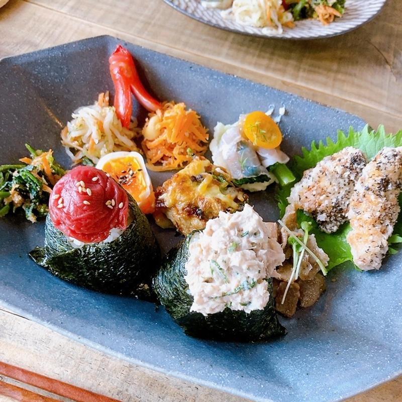 おむすびlunch（梅・ツナ大葉）(cafe comugi)