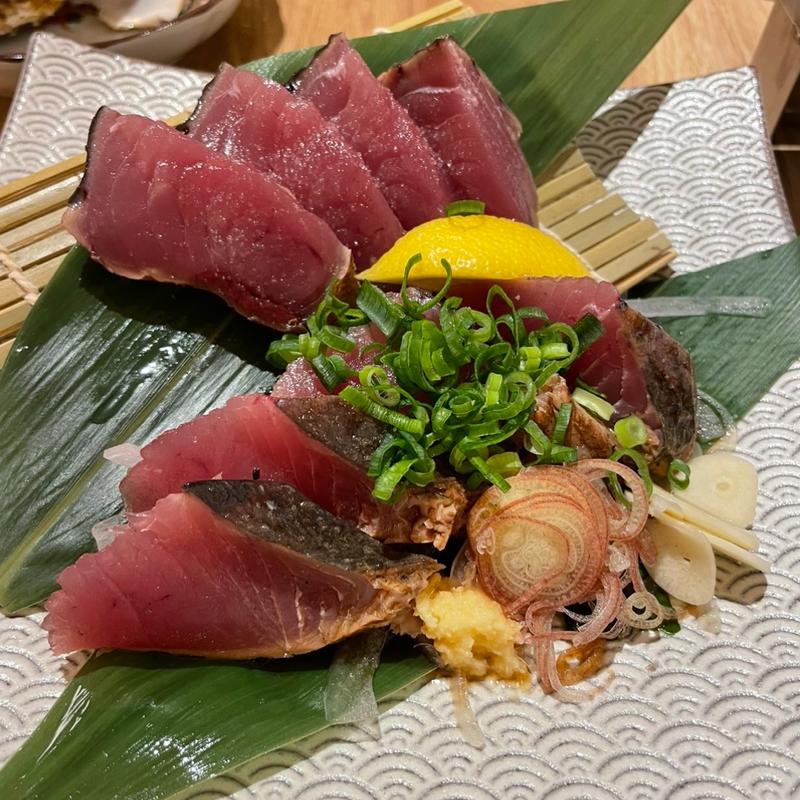 藁焼きカツオたたき お味半々8切(魚河岸酒場FUKU浜金 チカマチラウンジ店)