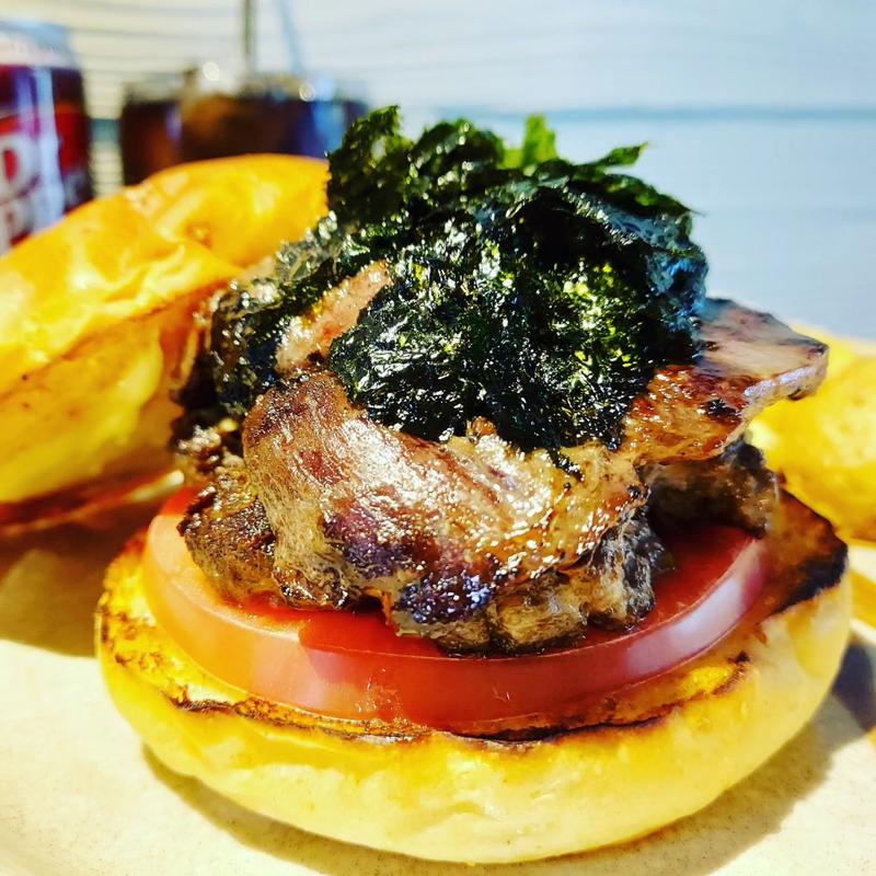 ハラミのっけバーガー(だるま珈琲)