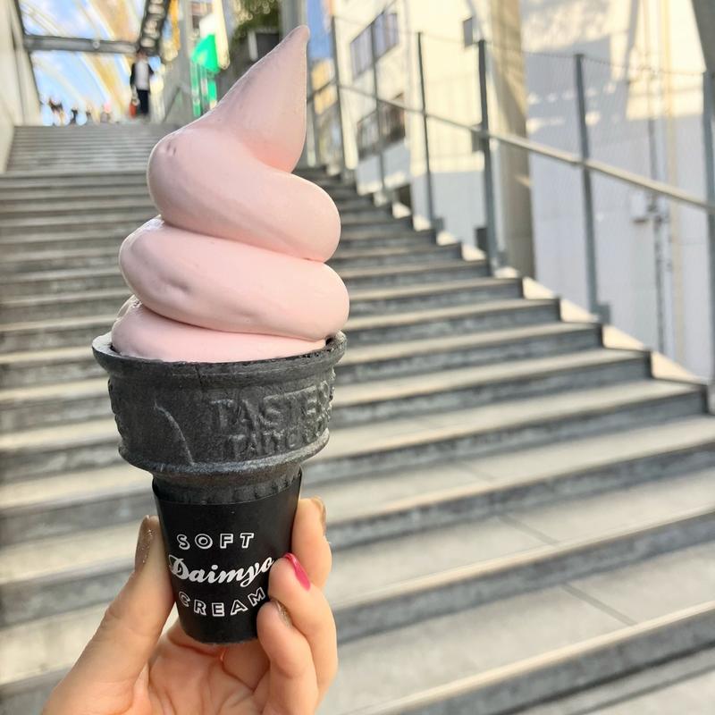 ストロベリーソフトクリーム(MIYASHITA CAFE +softcream)