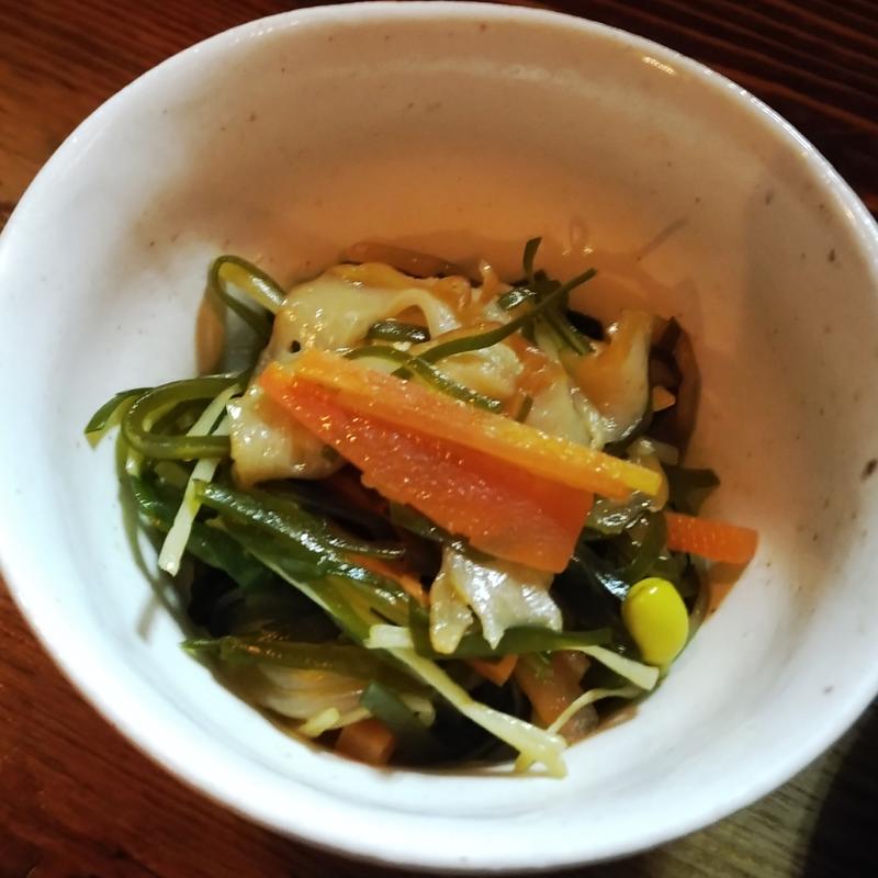 お通し（めかぶの煮物）(酒場王冠 )