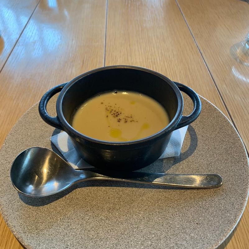 無水調理した新玉ねぎの温かいスープ(バーミキュラ レストラン ザ ファウンダリー)