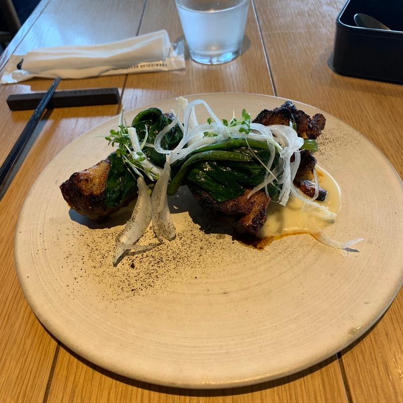 バーミキュラで2時間煮込んだ豚のスペアリブとバーミキュラフライパンでソテーしたほうれん草(バーミキュラ レストラン ザ ファウンダリー)