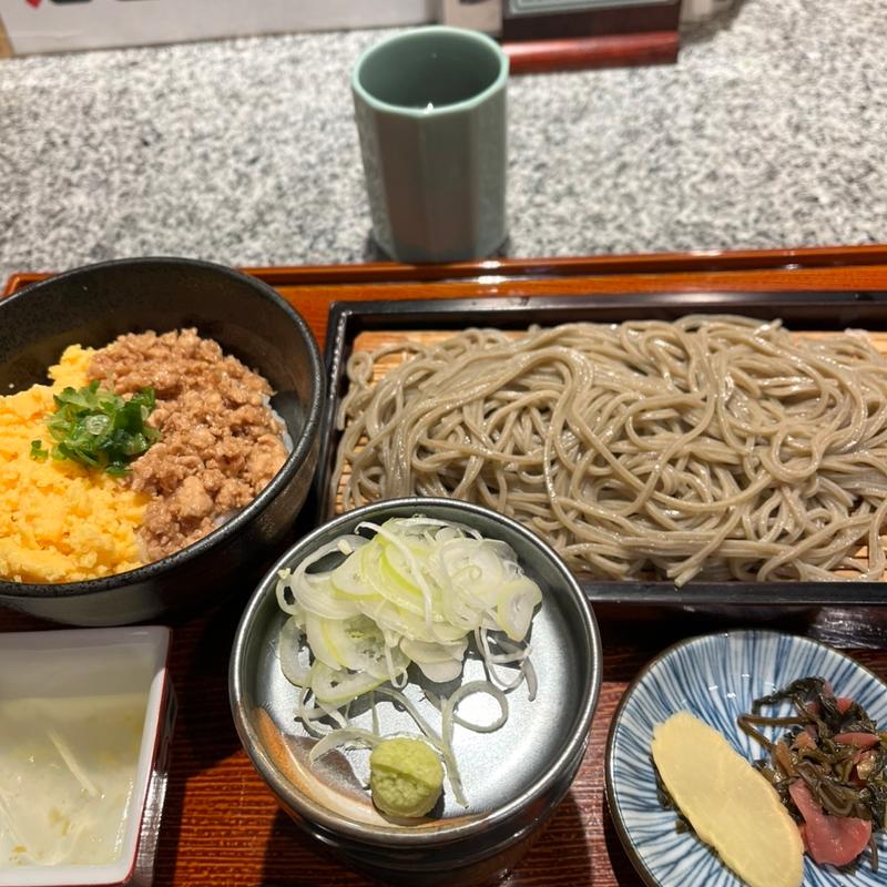 鶏そぼろ丼と蕎麦(凜や ひばりヶ丘店)