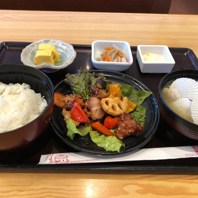 日替り一汁三菜ランチ（鶏と野菜の黒酢あんかけ）(とんでん 花畑店)