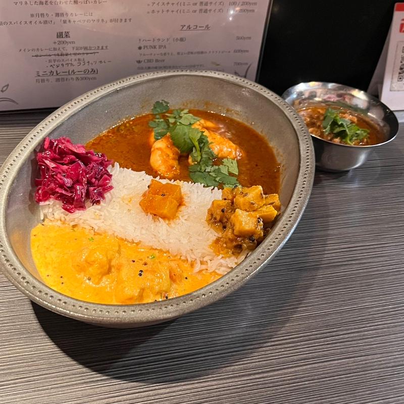 週替わりのカレー＋副菜＋ミニカレー（ゴア風エビカレー、八丁味噌の豚キーマ）(よすが舎（イザックさんでの間借り営業）)