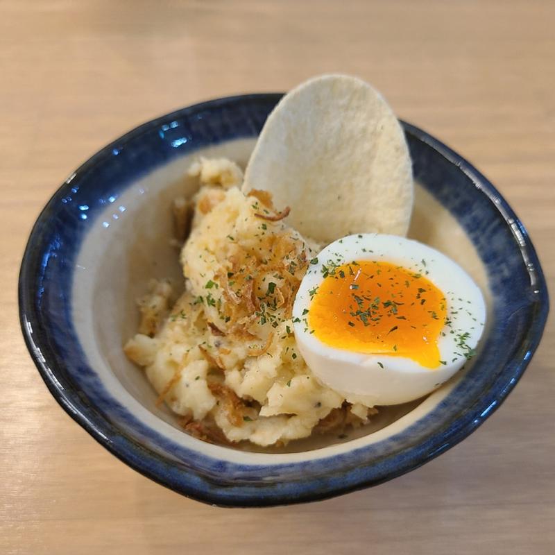 半熟玉子とポテトサラダ(大衆酒場びりちゃん)