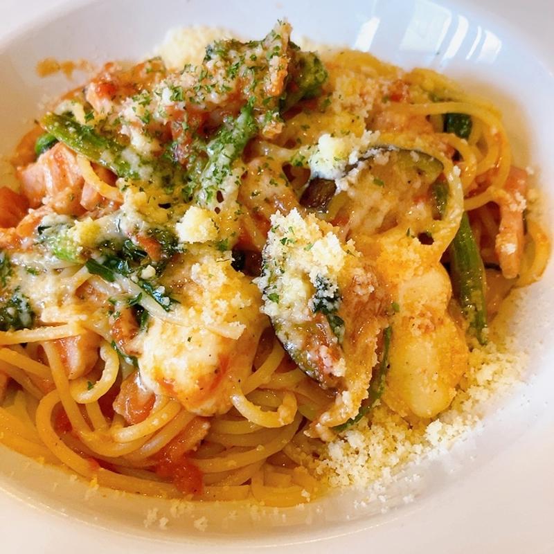 ベーコン・ナス・ほうれん草・モッツァレラのトマトソース(パパス ママス （Papas Mamas）)