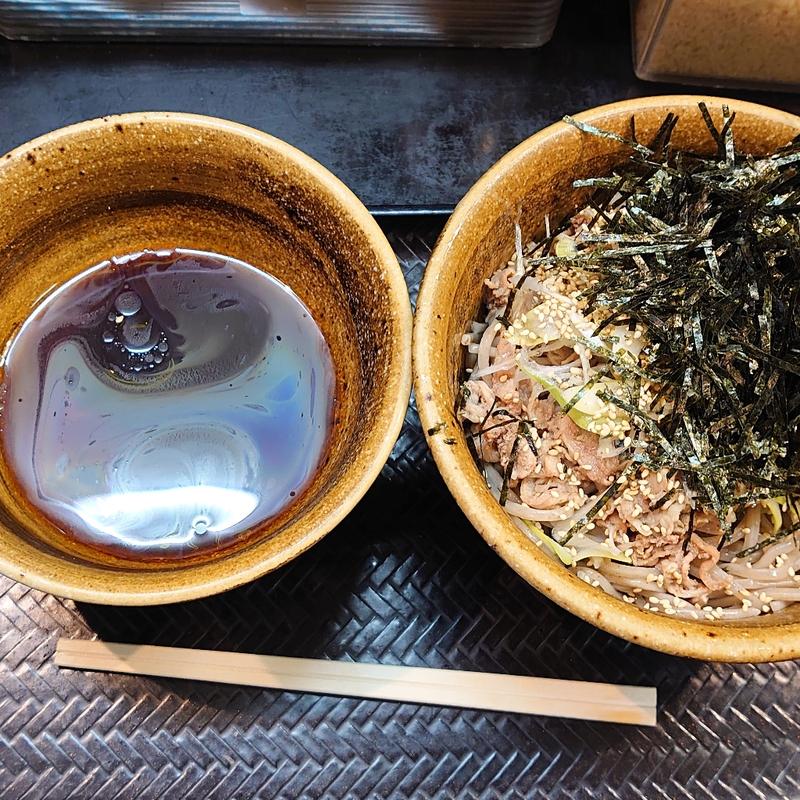 肉そば(なぜ蕎麦にラー油を入れるのか。新橋店)