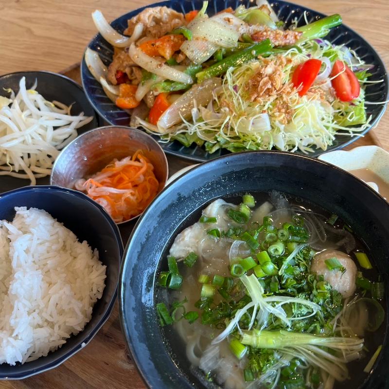 レモングラスポークのパプリカ炒めセット(ベトナムデリ珈琲 瀬戸本店)