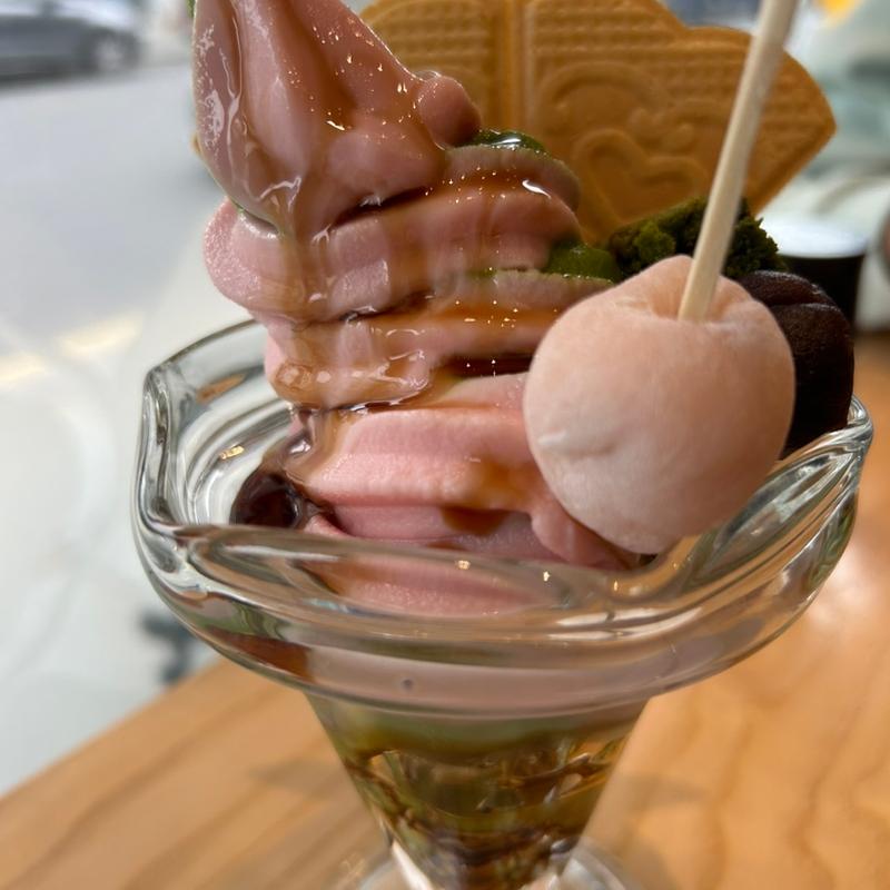 パフェ 抹茶と桜ソフトアイス(Tombo Japanese Cafe)