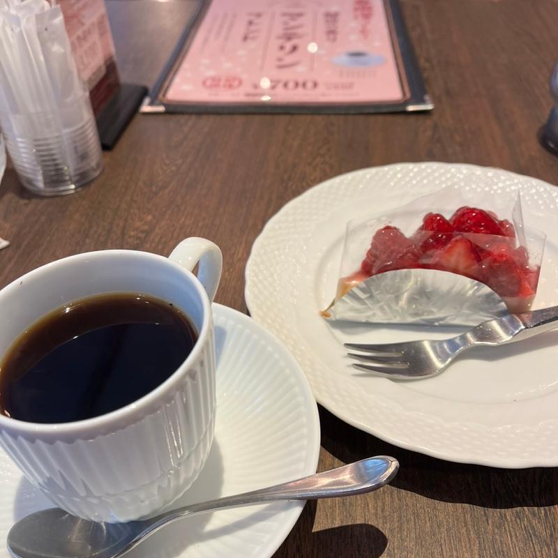 ブレンドコーヒー＆苺チーズケーキ(星乃珈琲店 コモレ四谷)